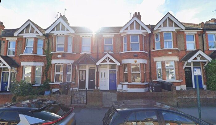 2 Bedroom Flat To Rent In George Lane, South Woodford, London, E18