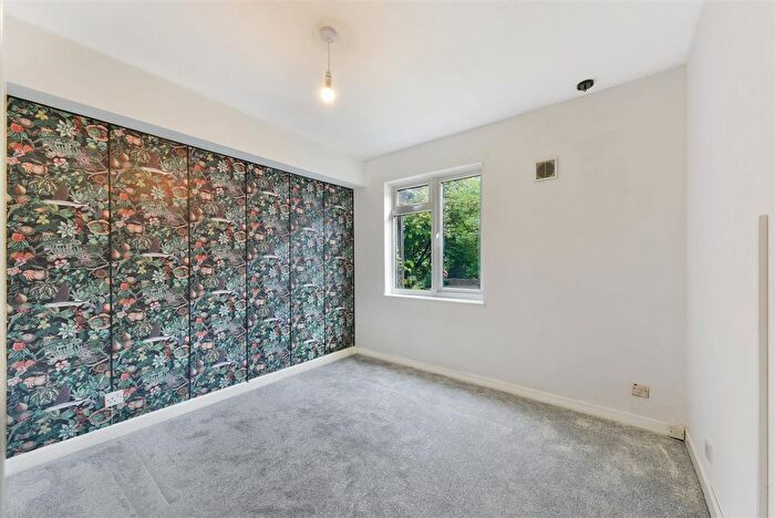 1 Bedroom Maisonette To Rent In Reynolds Close, Colliers Wood, London, SW19