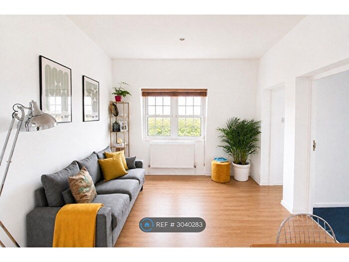 2 Bedroom Flat To Rent In Cambridge Court, London, E2