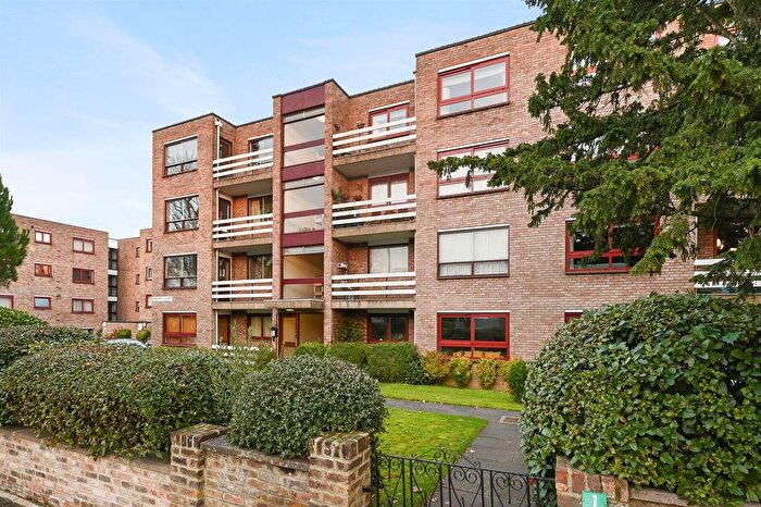 2 Bedroom Flat For Sale In Kent Avenue, London, W13
