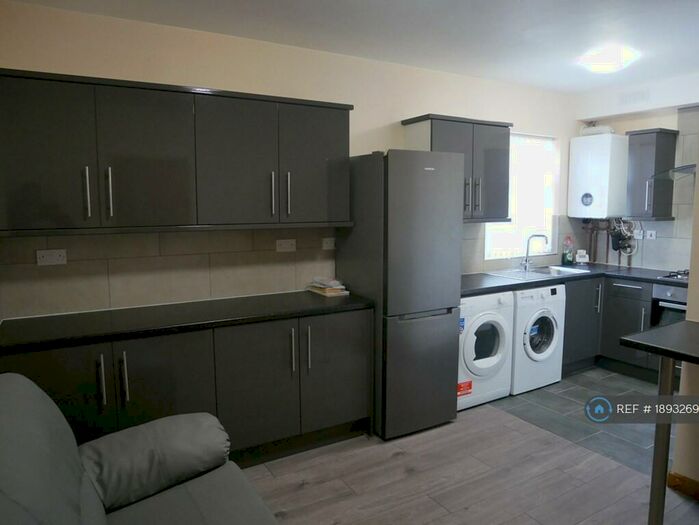 2 Bedroom Flat To Rent In Clarendon Park Road, Leicester, LE2