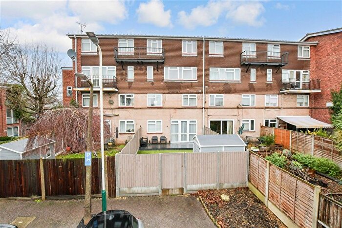 2 Bedroom Maisonette For Sale In Victor Close, Hornchurch, Essex, RM12