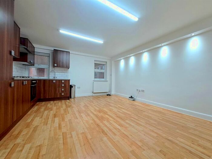 1 Bedroom Flat To Rent In Ravenscourt House, - Askew Road, London, W12