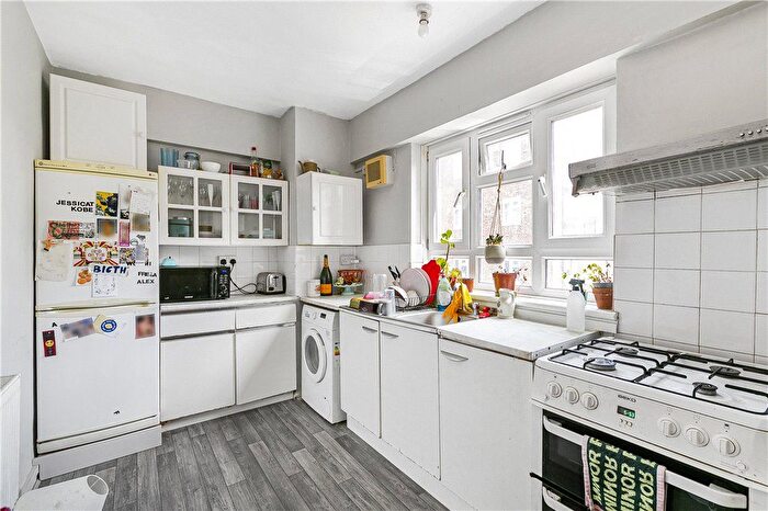 2 Bedroom Flat To Rent In Deepdene Gardens, London, SW2