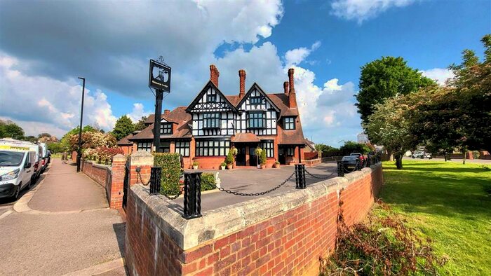 3 Bedroom Apartment To Rent In Forty Hill, Enfield, EN2