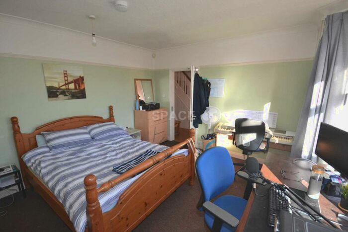 6 Bedroom Semi-Detached House To Rent In Northcourt Avenue, Reading, Berkshire, RG2