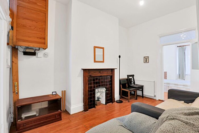 3 Bedroom Flat To Rent In Mysore Road, Clapham Common, SW11