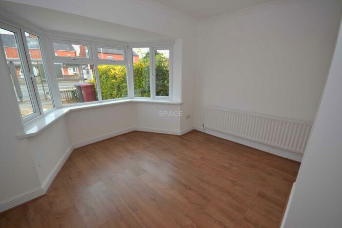 3 Bedroom Terraced House To Rent In Basingstoke Road, Reading, Berkshire, RG2