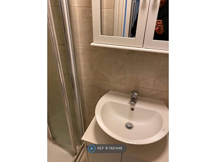 1 Bedroom Flat To Rent In Palace Road, London, N11