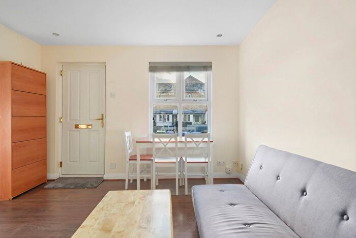 1 Bedroom Semi-Detached House To Rent In Chaucer Drive, Old Kent Road, SE1