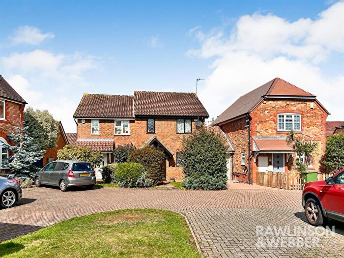 3 Bedroom Semi-Detached House For Sale In Grafton Way, West Molesey, KT8