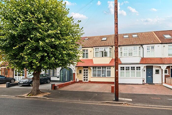 4 Bedroom Flat For Sale In Firstway, London, SW20