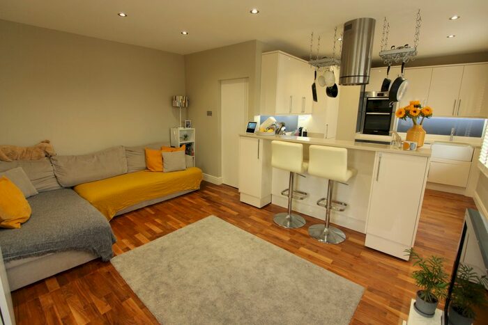 2 Bedroom Flat To Rent In Summer Road, East Molesey KT8