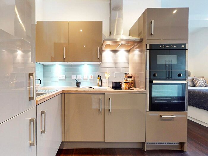 Apartment To Rent In Apt, Park Square Residence #, LS1