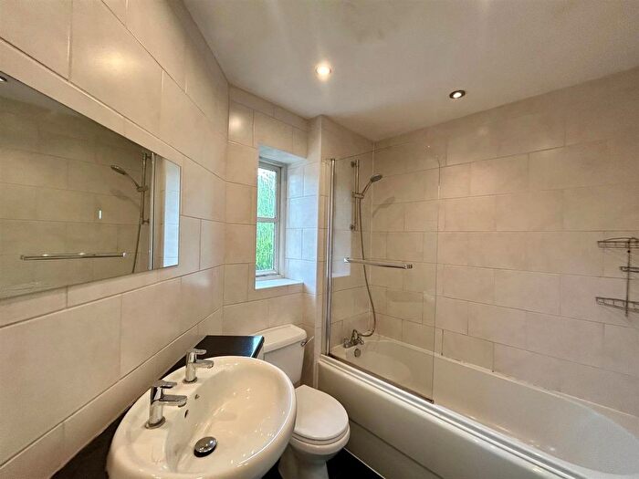 2 Bedroom Flat For Sale In Foxwood Chase, Waltham Abbey, EN9