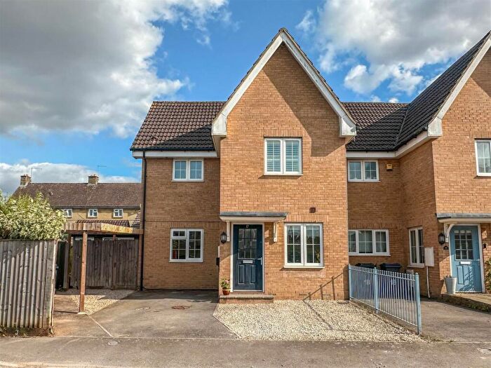 3 Bedroom Semi-Detached House For Sale In Old Alexander Road, Malmesbury, SN16