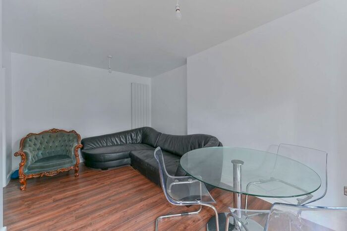 4 Bedroom Terraced House To Rent In Woodside Way, Croydon, CR0