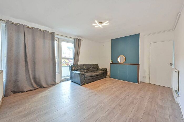 3 Bedroom Flat To Rent In Mere Close, West Hill, London, SW15