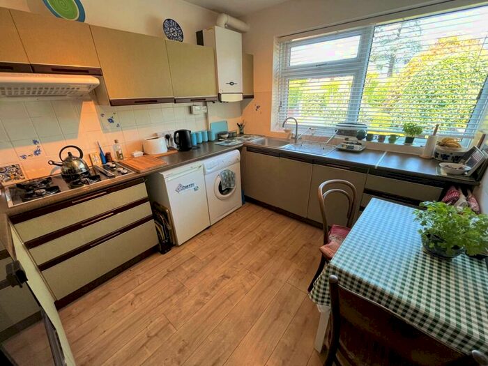2 Bedroom Flat For Sale In Cranford Avenue, Exmouth, EX8