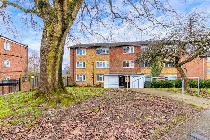 2 Bedroom Flat To Rent In Turners Hill, Hemel Hempstead, HP2