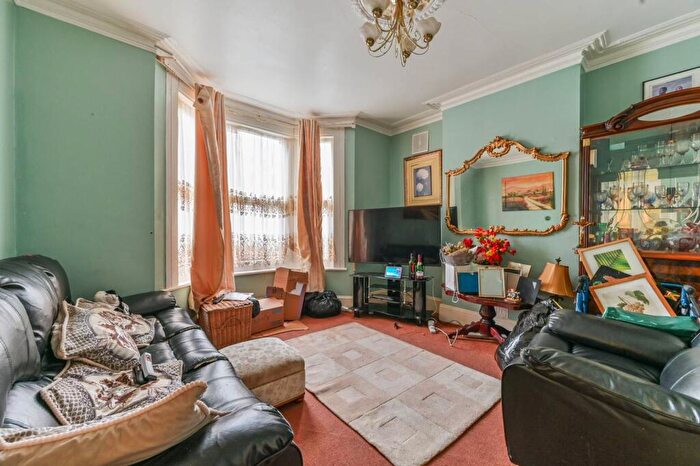 3 Bedroom Semi Detached House For Sale In Limes Road, Croydon, CR0