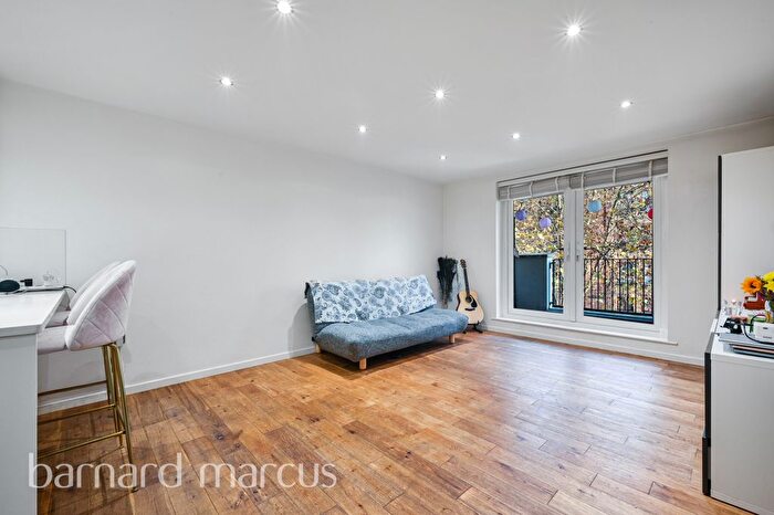 2 Bedroom Flat To Rent In Ashby Mews, London, SW2