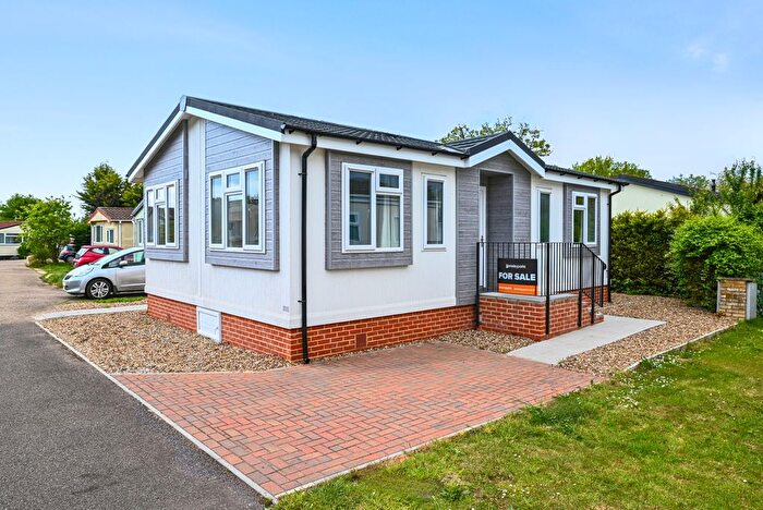 2 Bedroom Park Home For Sale In Marshmoor Crescent, Hatfield, AL9