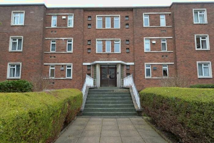 1 Bedroom Studio Flat To Rent In Queens Court, Hill Lane Southampton, SO15