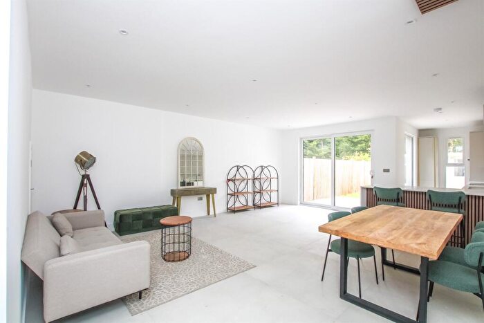 5 Bedroom House To Rent In Cheyne Walk, Hendon, NW4