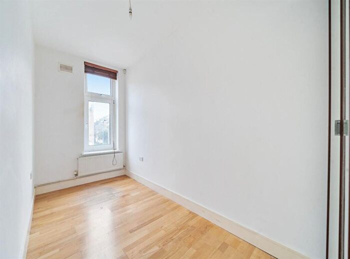 2 Bedroom Flat For Sale In Charteris Road, London, NW6
