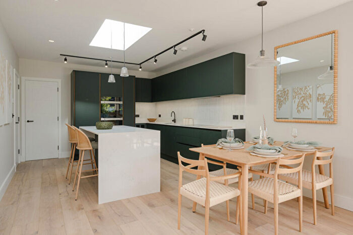 1 Bedroom Flat For Sale In Priests Bridge, London, SW14