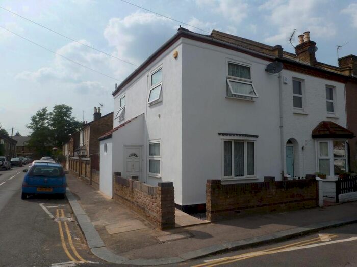 3 Bedroom Semi-Detached House To Rent In Algar Road, TW7
