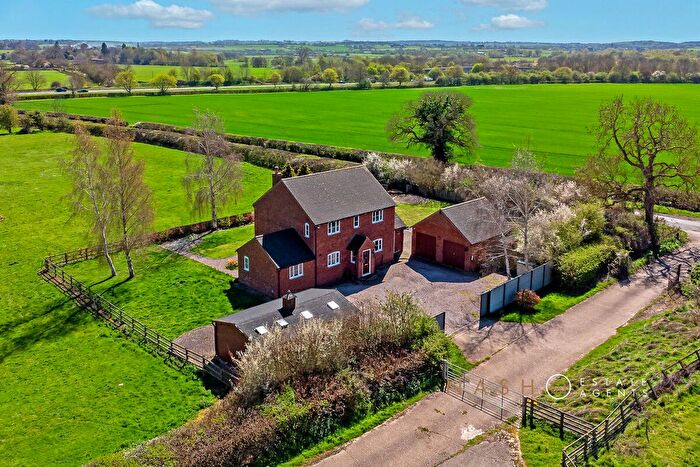 4 Bedroom Detached House For Sale In Puxley Road, Old Stratford, MK19