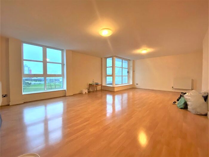 2 Bedroom Flat For Sale In Barrier Point Road, London, E16