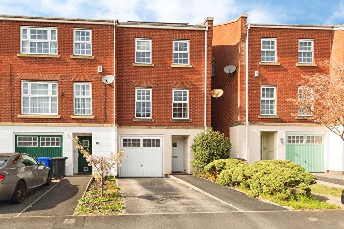 3 Bedroom End Of Terrace House For Sale In Thornway Drive, Ashton-under-Lyne, Greater Manchester, OL7