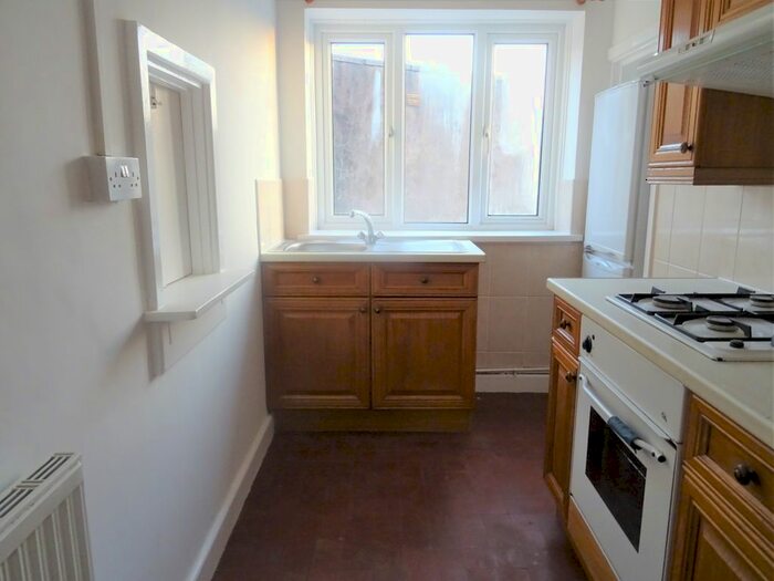 3 Bedroom Flat To Rent In Corporation Road, Grangetown, Cardiff, CF11