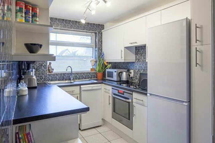 1 Bedroom Flat For Sale In Malvern Court, Hill Rise, Langley, SL3