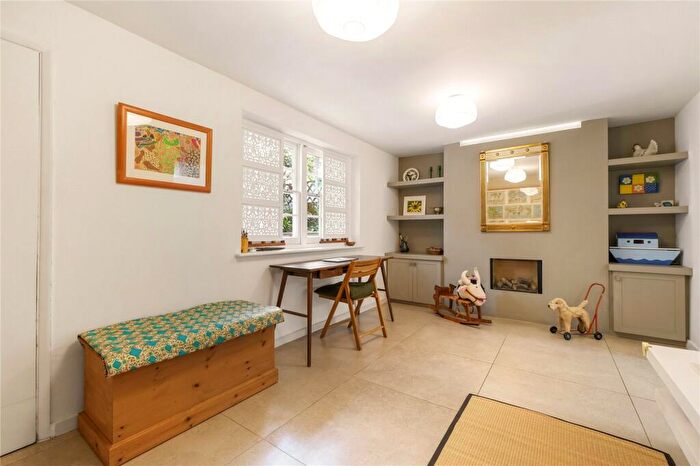 2 Bedroom House For Sale In Lawford Road, London, N1