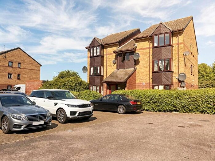 Studio To Rent In Grilse Close, London, N9