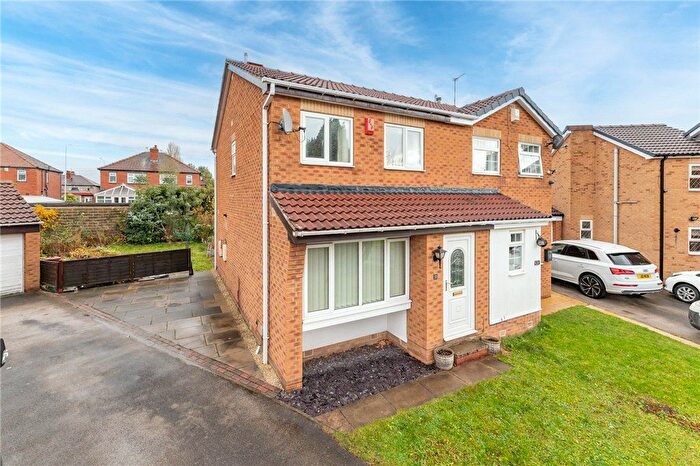 3 Bedroom Semi Detached House For Sale In Poppleton Rise, Tingley, Wakefield, West Yorkshire, WF3