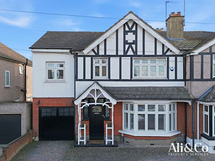 4 Bedroom Semi Detached House For Sale In College Avenue, Grays, RM17