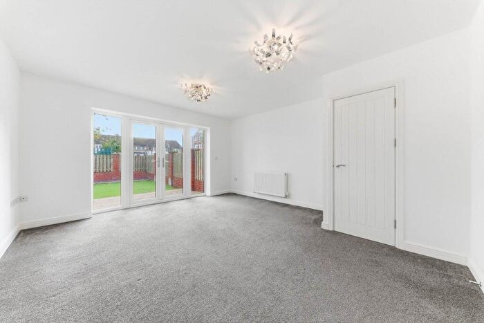 3 Bedroom Town House For Sale In Lewisham View, Morley, LS27