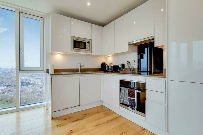 3 Bedroom Flat To Rent In High Street, Stratford, London, E15