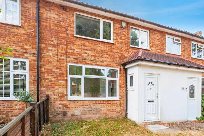 3 Bedroom Terraced House For Sale In Wentworth Avenue, Slough, SL2