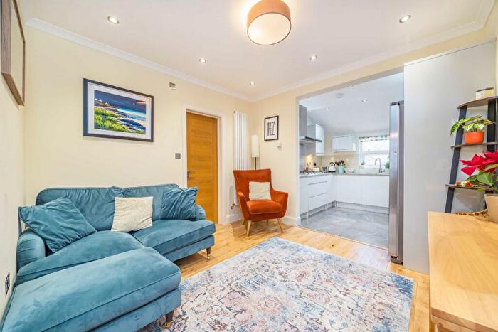 2 Bedroom Flat For Sale In High Street, Hampton Wick, KT1