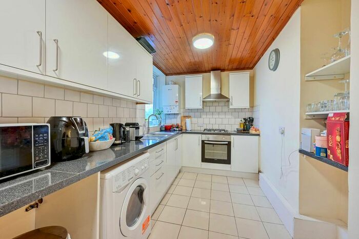 2 Bedroom Flat To Rent In Putney Heath Lane, Putney, London, SW15