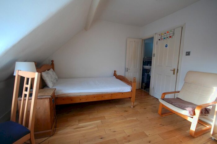 Studio To Rent In Chiswick High Road, London, W4