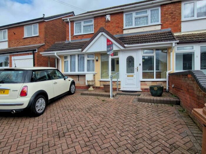 3 Bedroom Semi-Detached House For Sale In Kinross Crescent, Birmingham, B43