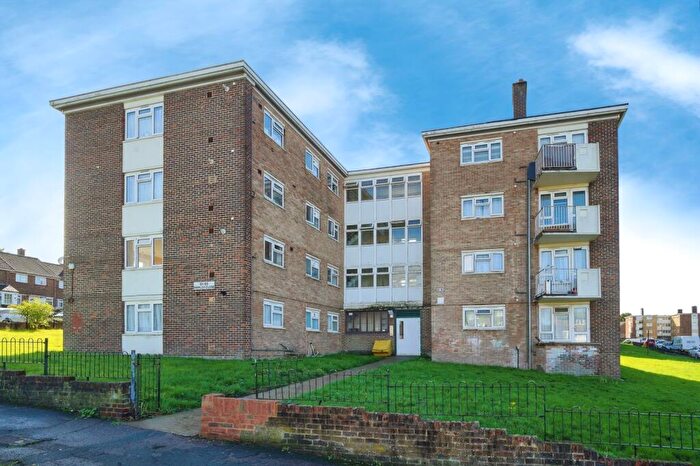 3 Bedroom Flat For Sale In Frimley Close, New Addington, Croydon, CR0