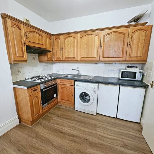 2 Bedroom Flat To Rent In High Road, London, N12